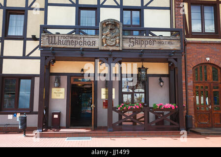 Kaliningrad, Russland - 14. Juli 2017: Der Haupteingang zum Hotel Skipper im Fischerdorf Stockfoto