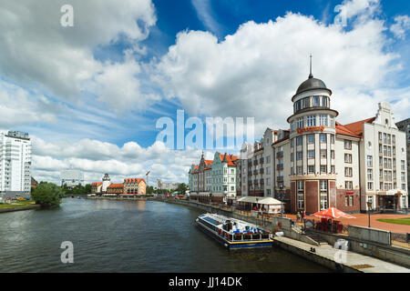 Kaliningrad, Russland - 14. Juli 2017: Gebäude des Fischerdorfes am Flussufer im Sommer Stockfoto