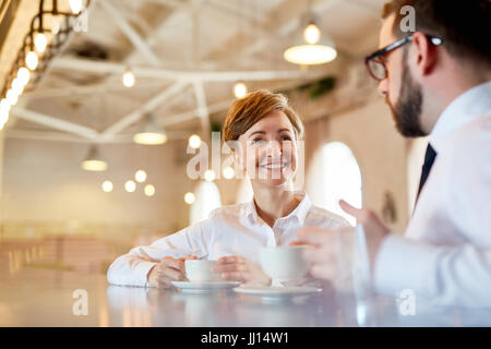 Gespräch im café Stockfoto