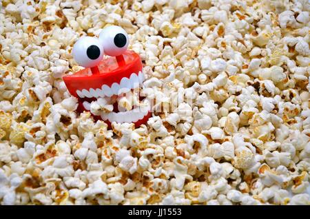 Lustige Zähne Spielzeug in Popcorn Stockfoto