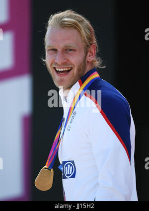 Großbritanniens Jonnie Peacock mit seiner Goldmedaille nach die Männer 100m T44 tagsüber vier der 2017 Para Leichtathletik-Weltmeisterschaften in London Stadion. Stockfoto