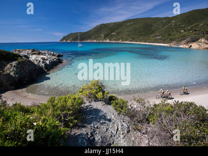 Fahrräder, Reiten am Strand - Laconella, Capoliveri, Insel Elba Stockfoto