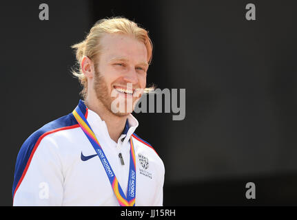 Großbritanniens Jonnie Peacock mit seiner Goldmedaille nach die Männer 100m T44 tagsüber vier der 2017 Para Leichtathletik-Weltmeisterschaften in London Stadion. Stockfoto