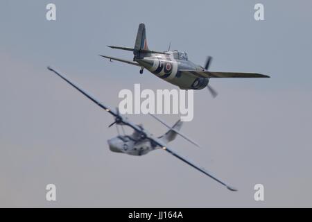 Grumman Wildcat & PBY Catalina fliegen gemeinsam auf der Flying Legends Air Show Stockfoto