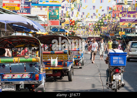 Backpackers tuk tuks Khao San Road, Banfkok Thailand Stockfoto