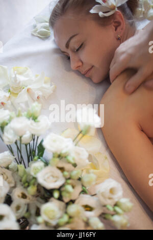 Frau, die Massage in der Spa-Salon. Pflege des Körpers. Stockfoto