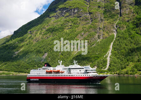 Hurtigruten Schiff Polarlys Segeln in Geirangerfjord mit Passagieren auf Deck mit Blick auf die Landschaft. Geiranger Sunnmøre Møre Og Romsdal-Norwegen Stockfoto