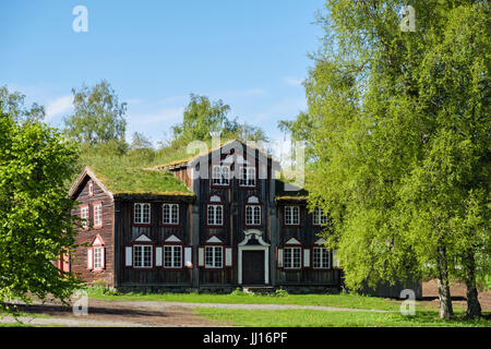 Große alte Holzhaus mit traditionellen norwegischen Rasen Dach in Sverresborg Trøndelag Volksmuseum. Trondheim, Sør-Trøndelag, Norwegen, Scandinavia Stockfoto