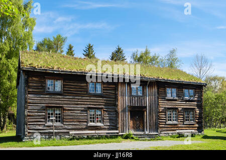 Altes Holz Bauernhaus mit traditionellen norwegischen Rasen Dach in Sverresborg Trøndelag Volksmuseum. Trondheim, Sør-Trøndelag, Norwegen, Scandinavia Stockfoto