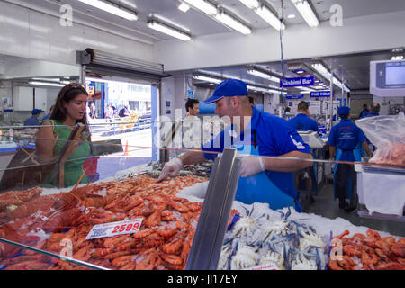 Anbieter für einen Kunden mit Meeresfrüchten in Sydney Fisch Markt, New-South.Wales, Australien Stockfoto