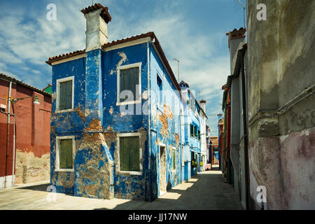 Blue Peeling machen aus einem alten Haus auf der Insel Burano, Venedig. Italien. Stockfoto