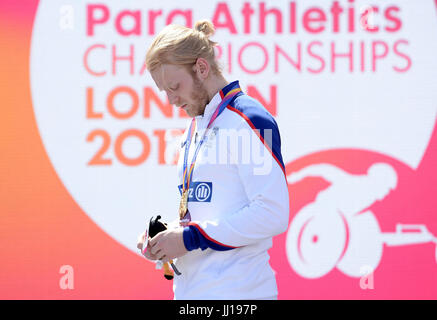 Der britische Jonnie Pfau mit seiner Goldmedaille nach dem 100-m-T44 der Männer am vierten Tag der Leichtathletik-Weltmeisterschaften 2017 im Londoner Stadion. DRÜCKEN SIE VERBANDSFOTO. Bilddatum: Montag, 17. Juli 2017. Siehe PA-Geschichte ATHLETICS Para. Der Bildnachweis sollte lauten: Victoria Jones/PA Wire. Stockfoto