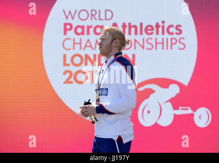 Der britische Jonnie Pfau mit seiner Goldmedaille nach dem 100-m-T44 der Männer am vierten Tag der Leichtathletik-Weltmeisterschaften 2017 im Londoner Stadion. DRÜCKEN SIE VERBANDSFOTO. Bilddatum: Montag, 17. Juli 2017. Siehe PA-Geschichte ATHLETICS Para. Der Bildnachweis sollte lauten: Victoria Jones/PA Wire. Stockfoto