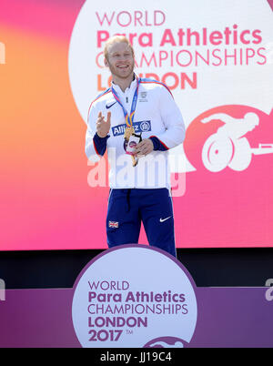 Großbritanniens Jonnie Peacock mit seiner Goldmedaille nach die Männer 100m T44 tagsüber vier der 2017 Para Leichtathletik-Weltmeisterschaften in London Stadion. Stockfoto