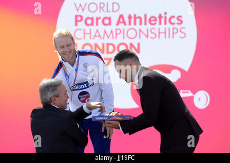 Der britische Jonnie Pfau erhält seine Goldmedaille nach dem 100-m-T44 der Männer am vierten Tag der Leichtathletik-Weltmeisterschaften 2017 im Londoner Stadion. DRÜCKEN SIE VERBANDSFOTO. Bilddatum: Montag, 17. Juli 2017. Siehe PA-Geschichte ATHLETICS Para. Der Bildnachweis sollte lauten: Victoria Jones/PA Wire. Stockfoto