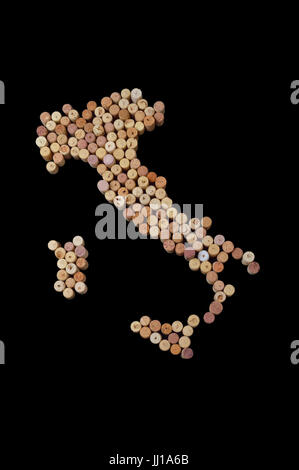 Weinerzeugende Länder - Karten aus Weinkorken. Karte von Italien auf schwarzem Hintergrund. Clipping-Pfad enthalten. Stockfoto