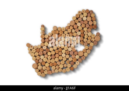 Weinerzeugende Länder - Karten aus Weinkorken. Karte von Südafrika auf weißem Hintergrund. Clipping-Pfad enthalten. Stockfoto