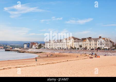 26. Juni 2017: Exmouth, Devon, England, UK - Strand und der Promenade an einem sonnigen Sommertag. Stockfoto