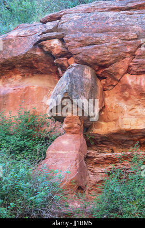 Bizarren roten Felsen, Slide Rock State Park, Oak Creek Canyon, Arizona, USA Stockfoto