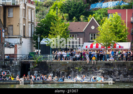 Menschen sitzen und genießen Sie einen Drink auf der Harbourside vor der Mardyke Pub in Hotwells, Bristol während Harbourfest. Stockfoto