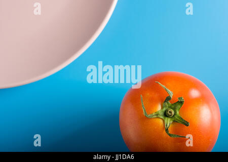 Tomaten und rosa Platte Stockfoto