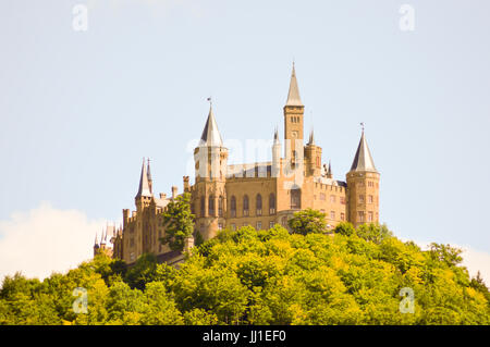 Blick auf die Burg Hohenzollern in der Gemeinde Bisingen im Bundesland Baden-Württemberg in Deutschland Stockfoto