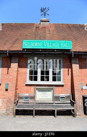 Fassade des lokalen Village Hall, Selborne, Hampshire, UK. 9. Juli 2017. Stockfoto