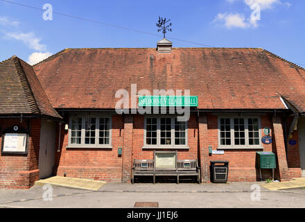 Fassade des lokalen Village Hall, Selborne, Hampshire, UK. 9. Juli 2017. Stockfoto