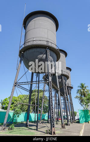 PORTO VELHO, Brasilien - 15. Juni 2017: Drei Wassertanks in Porto Velho im 20. Jahrhundert aus den USA importiert. Heute sind sie bekannt als Tres Caixas D Stockfoto