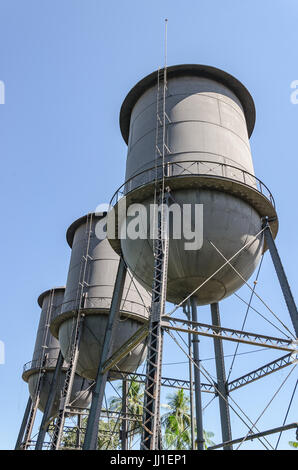 PORTO VELHO, Brasilien - 15. Juni 2017: Drei Wassertanks in Porto Velho im 20. Jahrhundert aus den USA importiert. Heute sind sie bekannt als Tres Caixas D Stockfoto