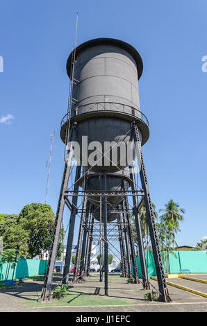 PORTO VELHO, Brasilien - 15. Juni 2017: Drei Wassertanks in Porto Velho im 20. Jahrhundert aus den USA importiert. Heute sind sie bekannt als Tres Caixas D Stockfoto