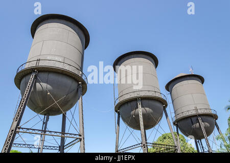 PORTO VELHO, Brasilien - 15. Juni 2017: Drei Wassertanks in Porto Velho im 20. Jahrhundert aus den USA importiert. Heute sind sie bekannt als Tres Caixas D Stockfoto