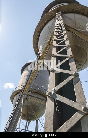 PORTO VELHO, Brasilien - 15. Juni 2017: Drei Wassertanks in Porto Velho im 20. Jahrhundert aus den USA importiert. Heute sind sie bekannt als Tres Caixas D Stockfoto