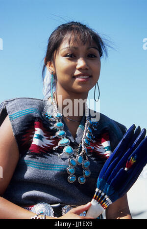 Indianer Mädchen Fahrer bei Yakama Nation Vertrag Tag gedenken Parade, Yakama Indian Reservation, Toppenish, Washington Stockfoto