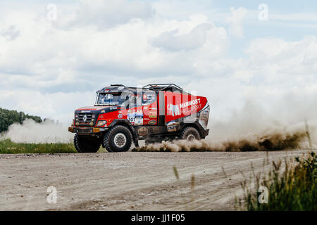 LKW-Rallye-Auto Renault Französisch auf einer staubigen Straße während der Silk Way Rallye fahren Stockfoto