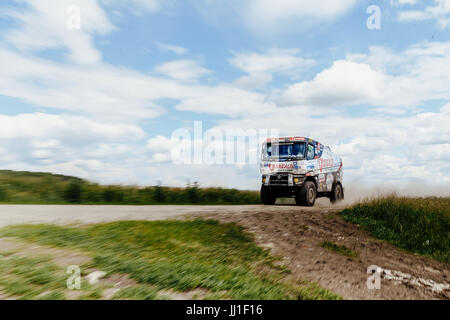 Bewegungsunschärfe Truck Rallye-Auto Renault Straßenfahrt Staub während der Silk Way Rallye Stockfoto