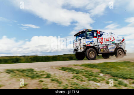 Bewegungsunschärfe Truck Rallye-Auto Renault treibende blauer Himmel über ihm während der Silk Way Rallye Stockfoto