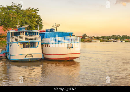 PORTO VELHO, Brasilien - 17. Juni 2017: Landschaft Tour Boote am Ufer des Rio Madeira bei Sonnenuntergang. Touristischen traditionelle Boote aus Holz auf p Stockfoto