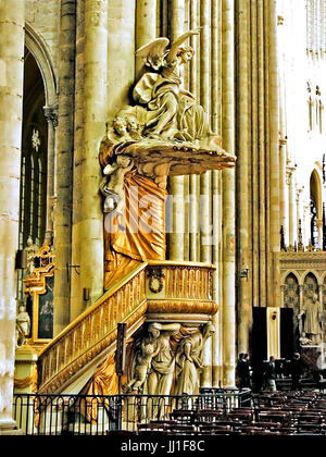 Ein Grab und verschiedene Statuen im Inneren der Kathedrale von Amiens, Frankreich am 07.05.2006 Stockfoto