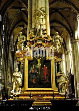 Verschiedene Sichten auf die St. Sebastian-Statue im Inneren der Kathedrale von Amiens, Frankreich am 07.05.2006 Stockfoto