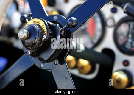 Das Lenkrad auf ein klassisches Auto am Goodwood Rennstrecke in West Sussex. Stockfoto