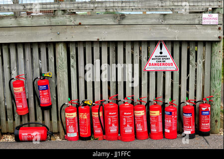 Eine Linie der Feuerlöscher am Goodwood Rennstrecke in West Sussex. Stockfoto