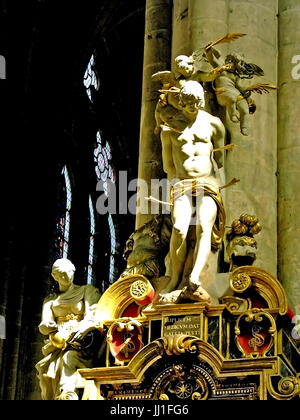 Verschiedene Sichten auf die St. Sebastian-Statue im Inneren der Kathedrale von Amiens, Frankreich am 07.05.2006 Stockfoto