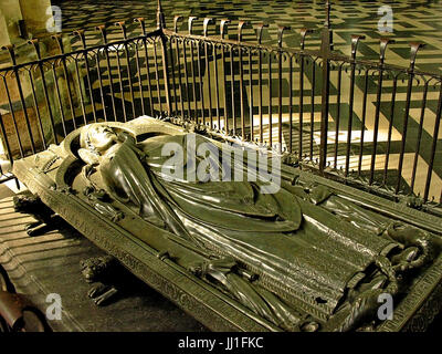 Ein Grab und verschiedene Statuen im Inneren der Kathedrale von Amiens, Frankreich am 07.05.2006 Stockfoto