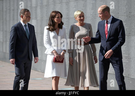 Der Herzog und die Herzogin von Cambridge (zweiter links und rechts) mit Präsident Andrzej Duda und seiner Frau, Agata, an der Wand der Erinnerung als sie Warsaw Rising Museum besuchen, den Aufstand von 1944 gewidmet ist, die den polnische Widerstand Heimatarmee Versuch zu befreien Warschau von der deutschen Besatzung im Rahmen ihrer fünftägigen Tour von Polen und Deutschland sah. Stockfoto