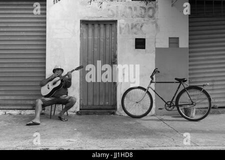 Mann, Gitarre, Rio Claro, São Paulo, Brasilien Stockfoto