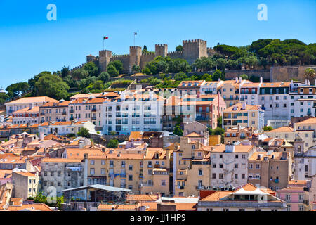 Das sichtbare Profil des Castelo de Sao Jorge (Castelo de Sao Jorge) mit Blick auf das historische Zentrum der Stadt Lissabon, Portugal Stockfoto