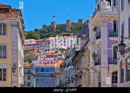 Das sichtbare Profil des Castelo de Sao Jorge (Castelo de Sao Jorge) mit Blick auf das historische Zentrum der Stadt Lissabon, Portugal Stockfoto