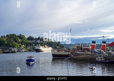 Isle of Mull Fähre von Caledonian MacBrayne und PS Waverley, letzte seetüchtige Raddampfer im Hafen von Oban, Argyll and Bute, Scotland Stockfoto