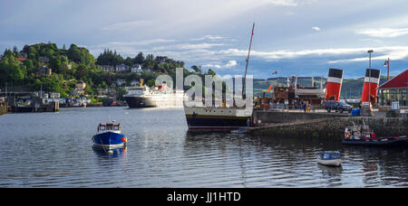 Isle of Mull Fähre von Caledonian MacBrayne und PS Waverley, letzte seetüchtige Raddampfer im Hafen von Oban, Argyll and Bute, Scotland Stockfoto